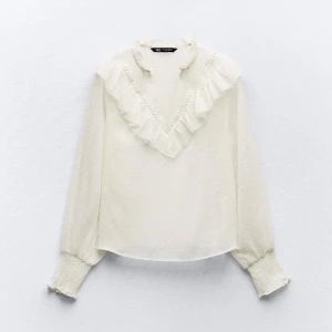 Zara blus - Fin blus från zara den är helt ny med prislappen kvar. Den har jättefina detaljer 💕 I storlek xs  Säljer den eftersom den passar inte mig.