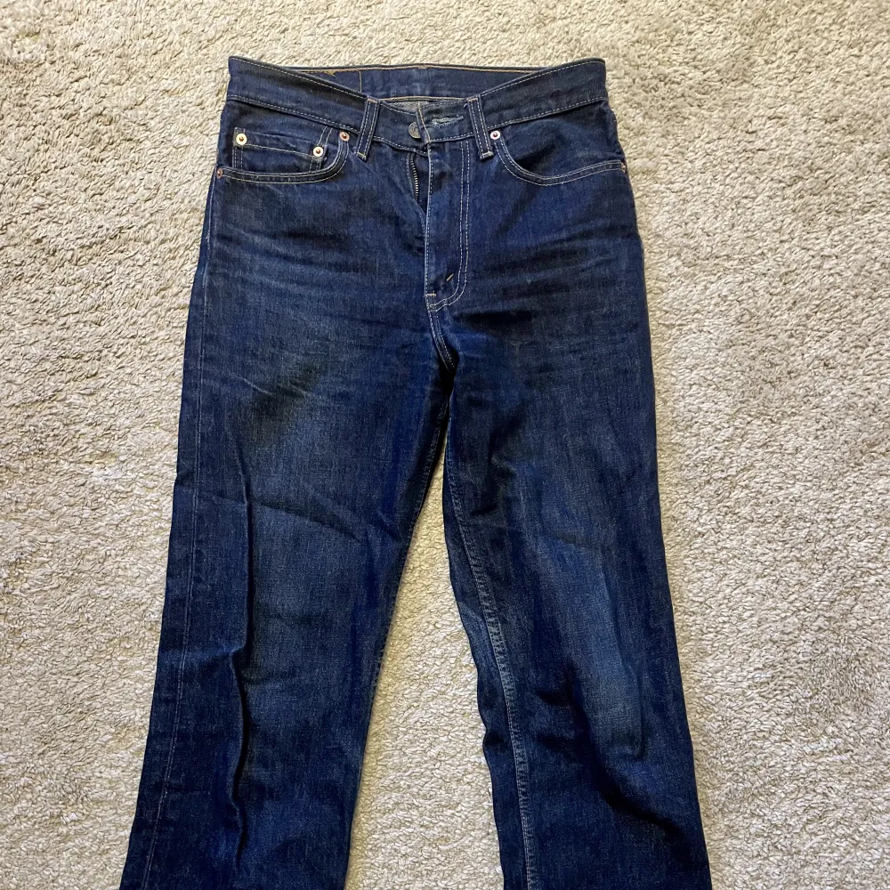 Mörkblå Levis jeans i storlek 30/32. Säljer pga att de tyvärr är för små 💗. Jeans & Byxor.