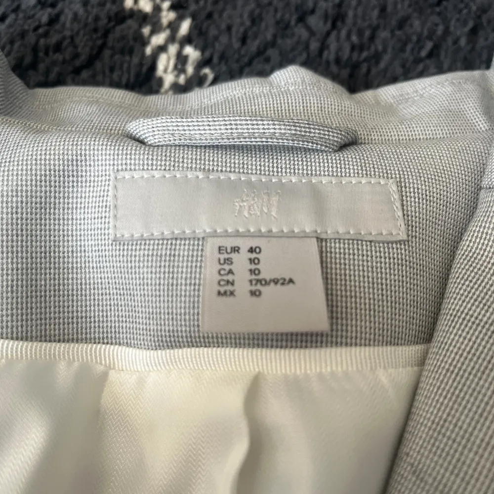 En jätte fin ljusgrå kostymjacka från H&M i strl 40. Använd endast en gång men har en liten kaffe fläck. Den är dock inte så synlig.. Kostymer.