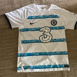 CHELSEA Jersey  - Den är snygg 10/10 använd jätte lite. Storlek S, det är en T-shirt CHELSEA JERSEY. Den kostar 250kr köparen står för frakten.