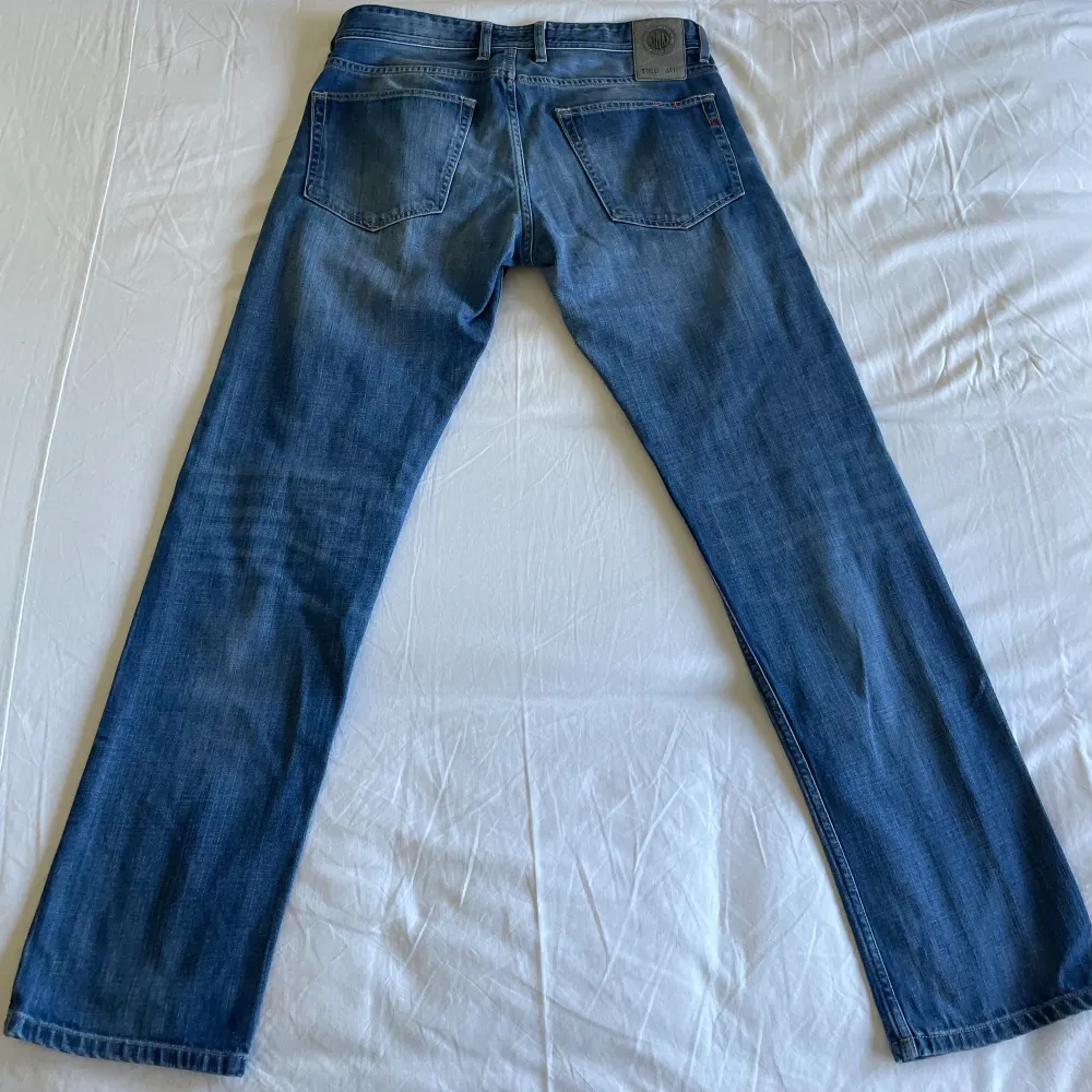 Jag säljer ett par feta Replay jeans. Riktigt bra skick. Storlek W31 L32 men dom sitter typ som W29-30 L30-32. Priset är inte hugget i sten. Jeans & Byxor.
