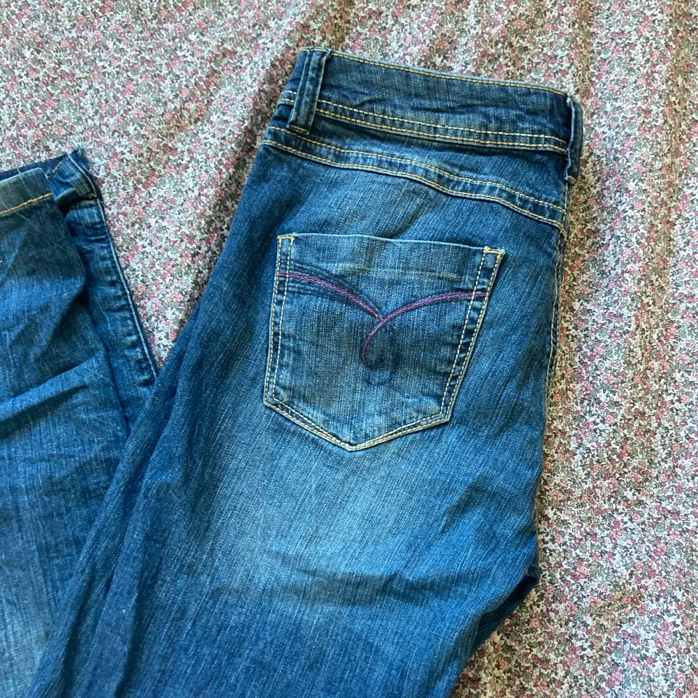Jeans från esprit. Köpta här på Plick, men säljer då storleken inte stämde.. Jeans & Byxor.
