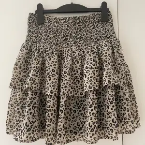 Leopard mönstrad volang kjol ifrån Kappahl i storlek 170, passar mig som har storlek xs/s. Säljs pågrund av att den tyvärr inte lägre kommer till användning. Inte använd så många gånger så i bra skick 🐆🥰💘
