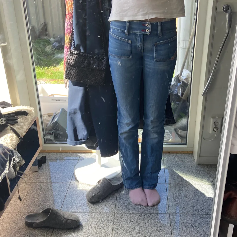 Superfina diesel jeans som tyvärr har blivit för korta för mig. Dem är i stl 32 och är i jättefint skick utöver att sömmarna på insida lår har gått upp men det är inget som syns🥰. Jeans & Byxor.