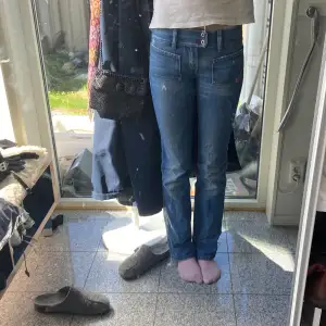 Superfina diesel jeans som tyvärr har blivit för korta för mig. Dem är i stl 32 och är i jättefint skick utöver att sömmarna på insida lår har gått upp men det är inget som syns🥰
