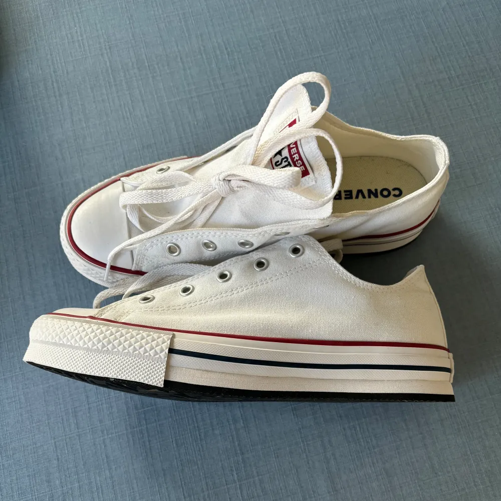 Helt nya oanvända Converse Chuck Taylor All Star Eva Lift skor.  Pris: 350kr (ord. 629kr) Köpta på Zalando, kvitto finns. Skor.