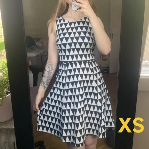 ✨Tight XS klänning (se baksidan)✨ - En välformad svart och vitt klänning i 97% polyester 3% elastan från H&M. Baksidan är jätte fin! Den är tight så jag tänka mig att den hade kunnat passa XXS med. Tar Swish