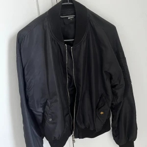 Bomberjacka - Bomberjacka med texten waste no time 