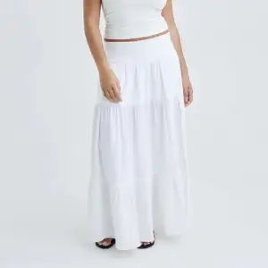 Säljer min superfina vita lång kjol från Bikbok. Endast använd en gång så NYSKICK ! 💘💖 säljer då jag tycker att den är för kort på mig som är 174. 🥰 skriv till mig om det är något du undrar över. 
