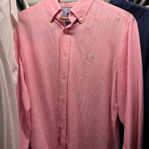 Morris skjorta  - Säljer min snygga Morris linne skjorta i perfekt skick. Säljer då jag inte använder den. Storlek M. Tveka inte på frågor