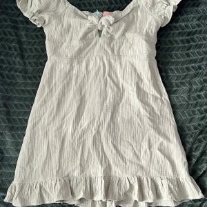 Sommarklänning - Grön klänning från love triangel men köpt från Nelly. Sitter fint runt kroppen med justerbart tyg i ryggen så det passar fler kroppstyper. Testad men ej använd då jag ej tycker den passar mig och resulterat med att den bara legat i garderoben. 