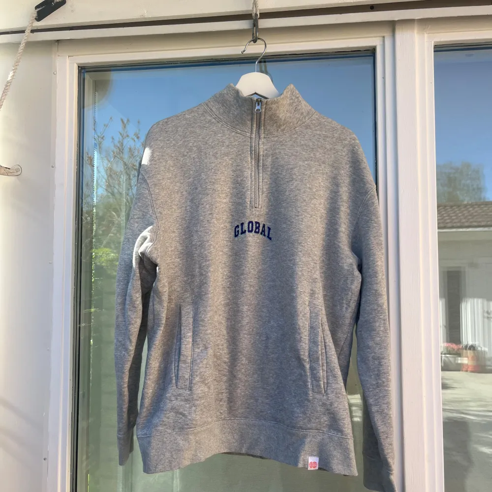 Grå sweatshirt från hm med blå text som är jätteskön Pris: 65kr. Hoodies.