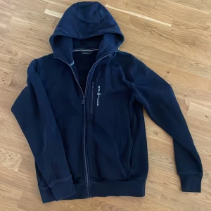 Sail racing zip  - Säljer nu sail racing zip pga tar bara plats i garderoben. Skicket på tröjan är 8/10 då Andvänd men långt ifrån slut. Inga hål eller defekter. Tröjan är L men passar även M. Pris kan diskuteras vid snabbt köp.