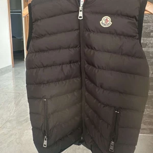 Moncler väst  - Skick 10/10 Fraktas via instabox 📦  Pris kan diskutera. Funkar även som S 