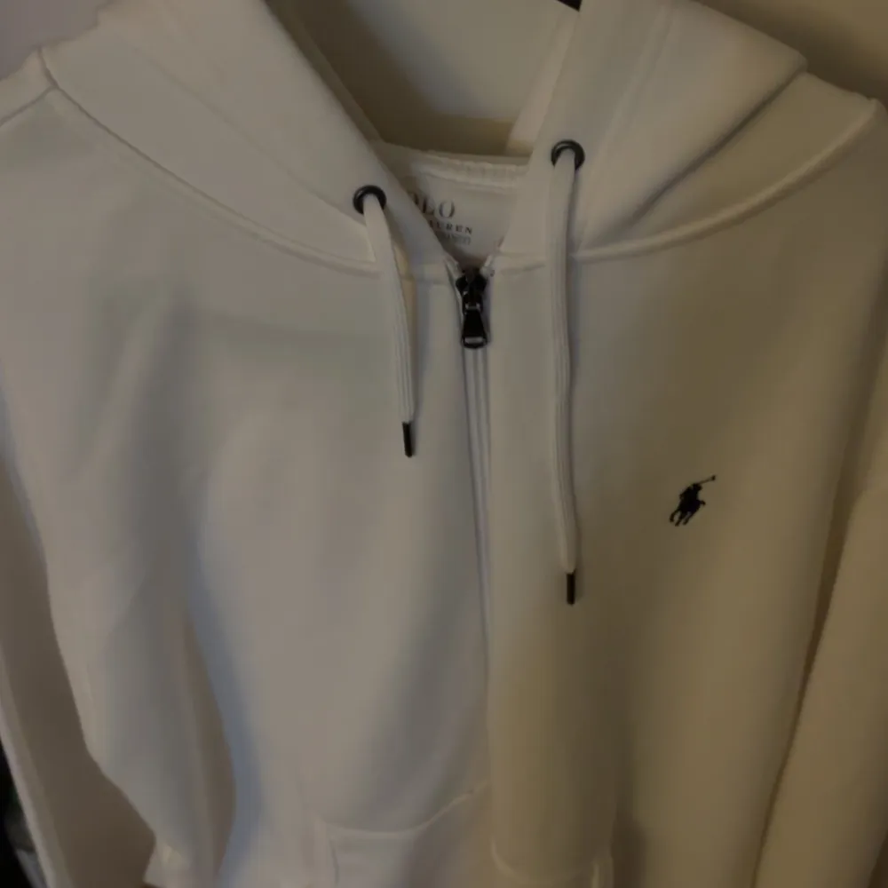 Nya polo hoodies i storlek XL, har ingen användning av de så jag vill sälja de kom med ett bra bud så är tröjorna dina. Hoodies.