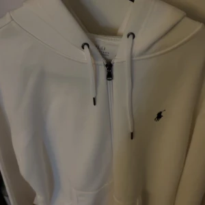 Grå och Vit polo hoodie nya - Nya polo hoodies i storlek XL, har ingen användning av de så jag vill sälja de kom med ett bra bud så är tröjorna dina
