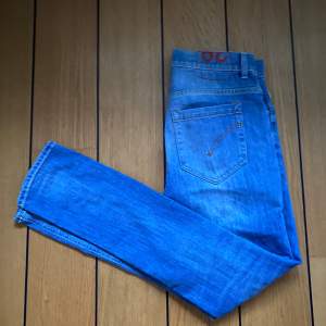 Mycket fina Dondup jeans som alldrig riktigt kommit till användning  Inga defekter eller lagningar ! Skick 9,2/10