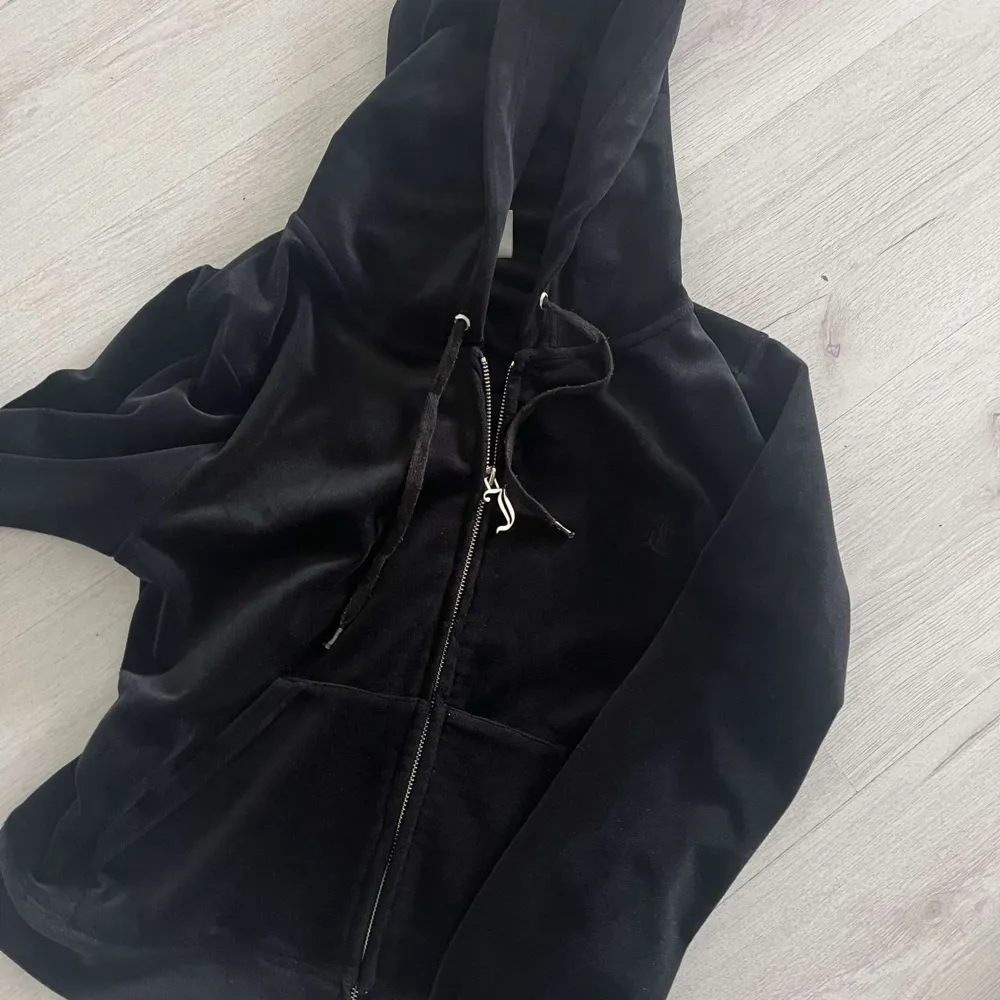 Säljer Juicy couture hoodie i storlek L. Bra skick, används inte längre. Säljs för 300. Hoodies.