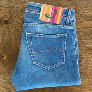 Säljer dessa slim jeans från Jacob Cohën i storlek 34 men passar egentligen 32-33. Jeans är som nya. Modellen på jeansen är 622. Skriv om du har några frågor 