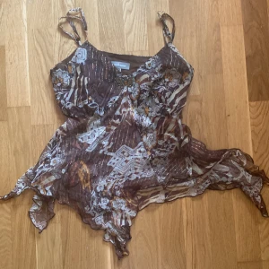 Fjärilslinne strl S - Jättefint fjärilslinne med justerbara band och brosch 🩷🩷