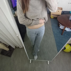 Gråa juicy couture byxor - Säljer mina gråa juicy couture byxor pågrund av att de inte används. Man kan vika ner kanten så att de blir lågmidjade som jag har gjort på bilderna. Det är bara att skriva för fler bilder eller om ni har några frågorrr.