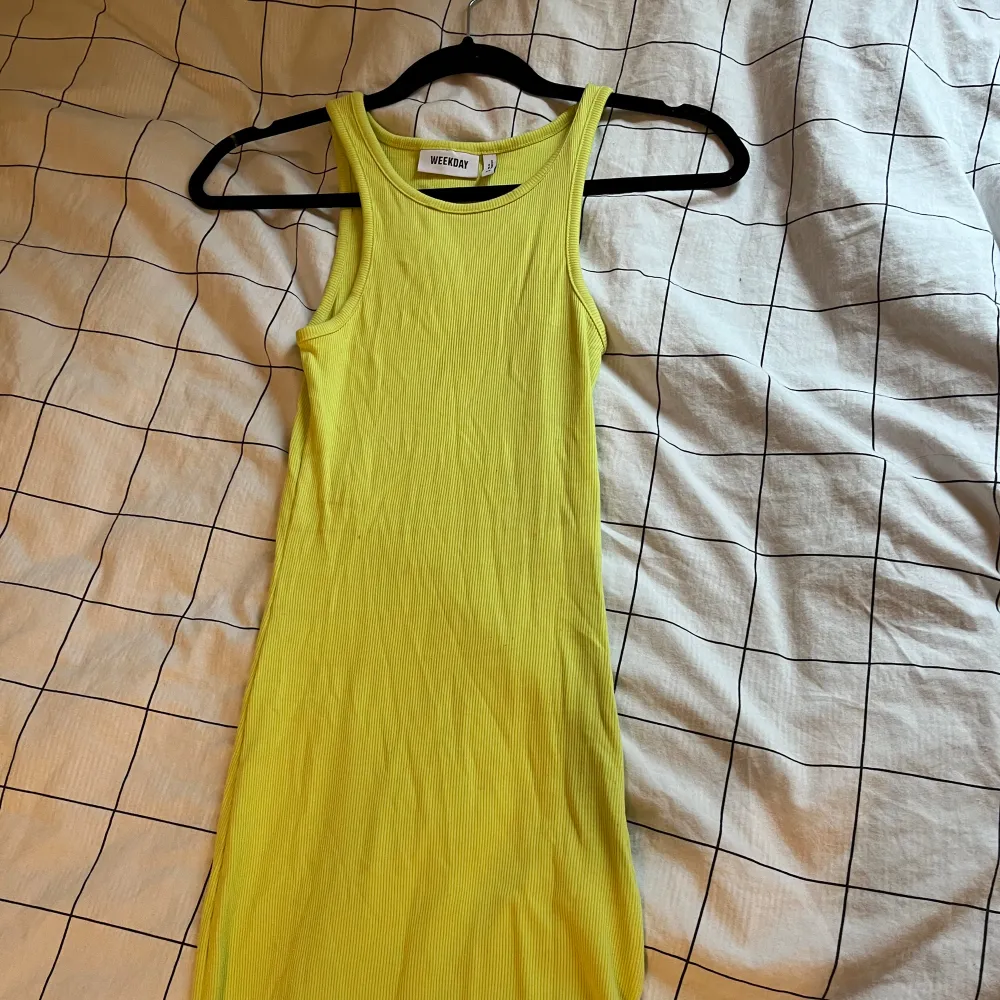 Fin sommar klänning i en grön/gul färg, kan skicka bättre bilder om de behövs.. Klänningar.