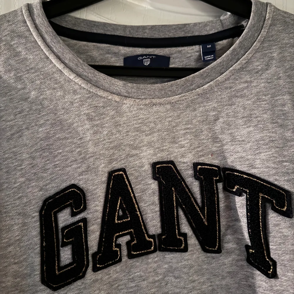Grå Gant tröja med blå text och guldiga detaljer 🌟 Strl M. Tröjor & Koftor.