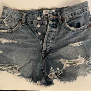 Jätte snygga jeansshorts från Zara 🩷 I fint skick med inga tydliga defekter. Säljer då de tyvärr har blivit för små. Köpare står för frakt, pris kan diskuteras☀️ Kontakta för frågor eller fler bilder 🙏🏽