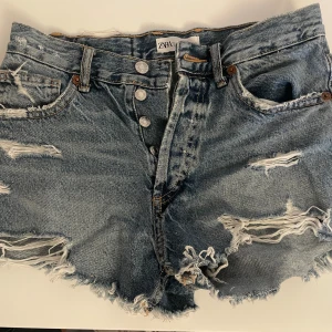 Jeans shorts Zara🩷☀️ - Jätte snygga jeansshorts från Zara 🩷 I fint skick med inga tydliga defekter. Säljer då de tyvärr har blivit för små. Köpare står för frakt, pris kan diskuteras☀️ Kontakta för frågor eller fler bilder 🙏🏽