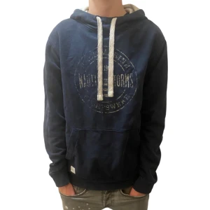 Hoodie - Säljer en fet hoodie från Sail marine som inte görs längre, hoodien är i storlek S men kan också passa M, Riktigt fint skick utan defekter. Skriv vid funderingar👊🏻