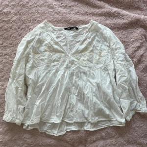 Vit blus - Vit blus från Zara i bra skick. Bara använd ett fåtal gånger💘💘