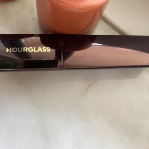 Hourglass Foundation Stick  - Hourglass Fountation Stick  Golden Tan  På det tredje fotot kan du se produktens skick