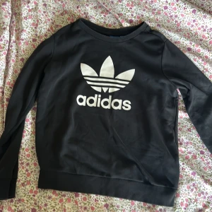 Adidas sweartshirt  - Adidas sweartshirt i storlek S i fint skick!