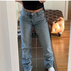 Lågmidjade jeans från Zara - (Lånade bilder dom 2 första) Säljer nu mina favorit jeans då dom har blivit för små:( Sitter riktigt snyggt annars! Storlek 34. Använda ett par gånger så dom är lite slitna längst ner (se sista bild) Köparen står för frakt💕☺️