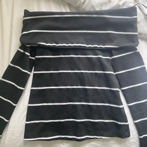 Zara Off shoulder  - Säljer denna off shoulder ifrån Zara❤️Storlek S