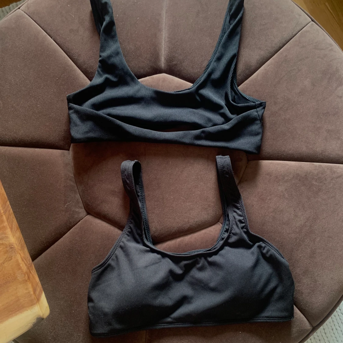 två svarta bikiniöverdelar strl S