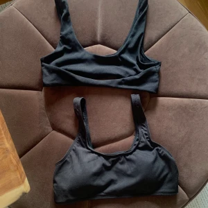 två svarta bikiniöverdelar strl S - Säljer båda för 60 kr , storlek S