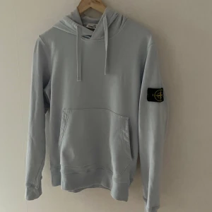 Stone island hoodie - Säljer en skitsnygg stone island hoodie. Skicket är som nytt! Färgen är baby blue och är galet snygg. Hör av er vid funderingar!