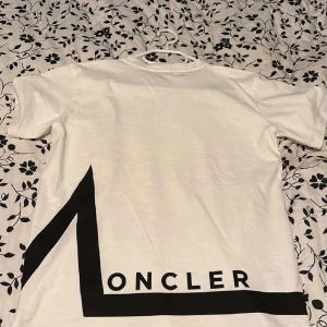 Moncler t-shirt  - Säljer en moncler t-shirt perfekt till sommaren. Den är använd fåtal gånger och de finns inga flaws eller fläckar. Det följer bara med tags. 