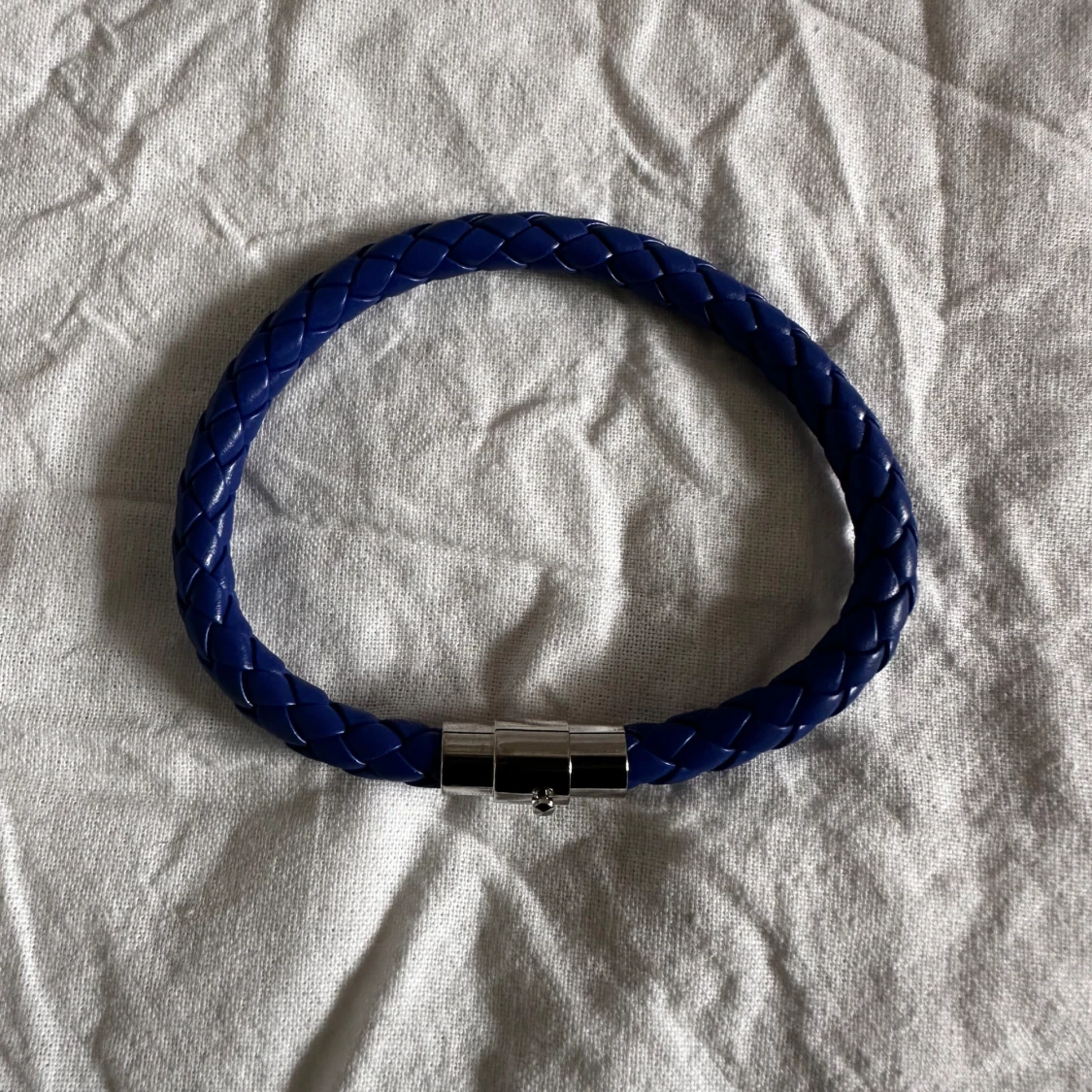 Ett läderarmband i färgen blå - 90