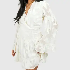 Säljer denna fina vita klänning då jag valt en annan att ha på studenten💗storlek 40 men skulle mer säga att de är som en liten 38💗Aldrig använt och prislappen är kvar. Köpt för 250💗pris kan diskuteras 