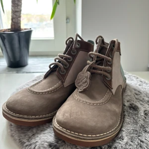 Kickers 40 - Skin skor i nummer 40. Nästan oanvända. 