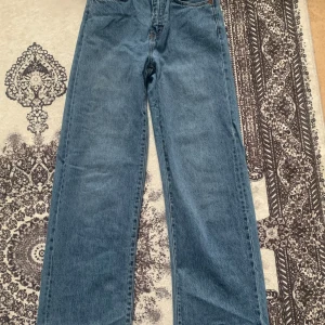 Jeans till Salu  - Jeans till salu! Storlek XS/S. Bara använt en gång, tvättade. Normal midja, lösa passform, inget stretchmaterial. Fickor fram och bak, knappgylf, hällor för bälte. ❤️ Köpta för 300kr men säljs för 180kronor eller enligt överenskommelse ❤️. 