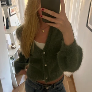 Grön kofta - Säljer denna supersöta koftan som ej används💕 