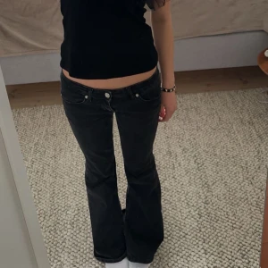 Lågmidjade jeans - Bootcutjeans som tyvärr blivit för korta. Förra ägaren har lagt ner jeansen och sytt ihop slitsen längst ner. Strl 25/30 midja: ca 33cm tvärs över(streatchiga) innerbenslängd ca 75cm💕💕