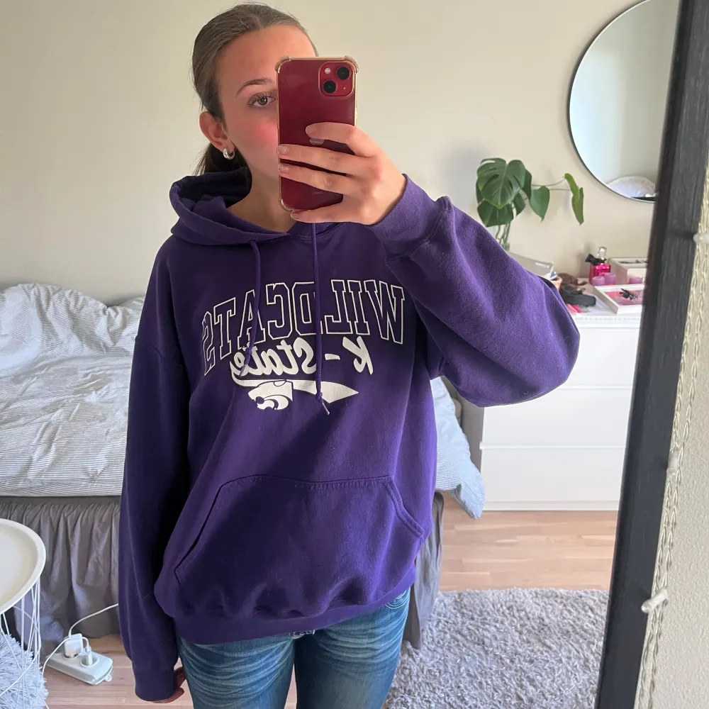 Super snygg lila hoodie som inte kommer till användning längre!🤍. Hoodies.