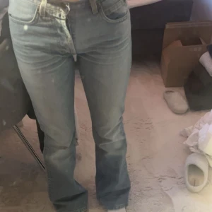 Lee jeans - Ljusblå low waist lee jeans, aldrig använda så de är i väldigt bra skick!💕