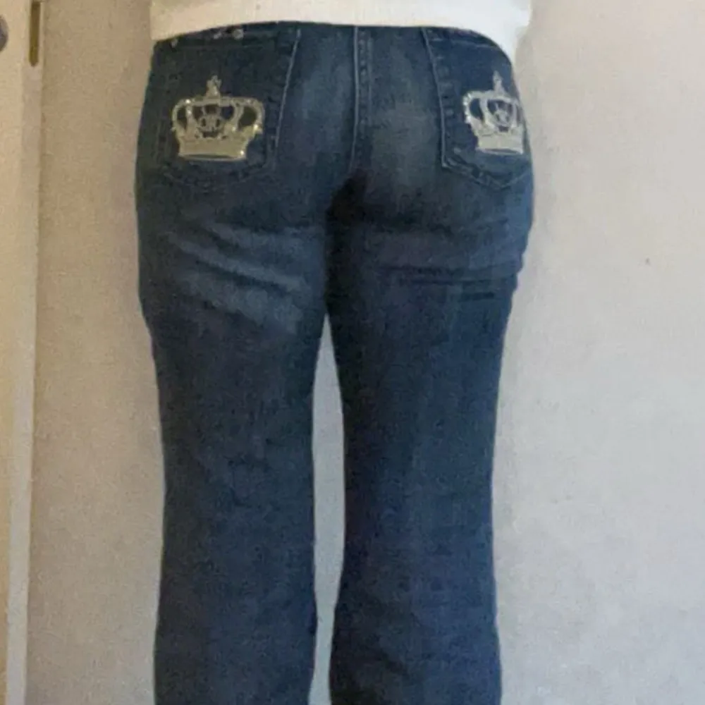Säljer dem här Victoria Beckham jeansen som är köpta på Plick. Säljer då jag har fler liknande. Skicket är använt. . Jeans & Byxor.