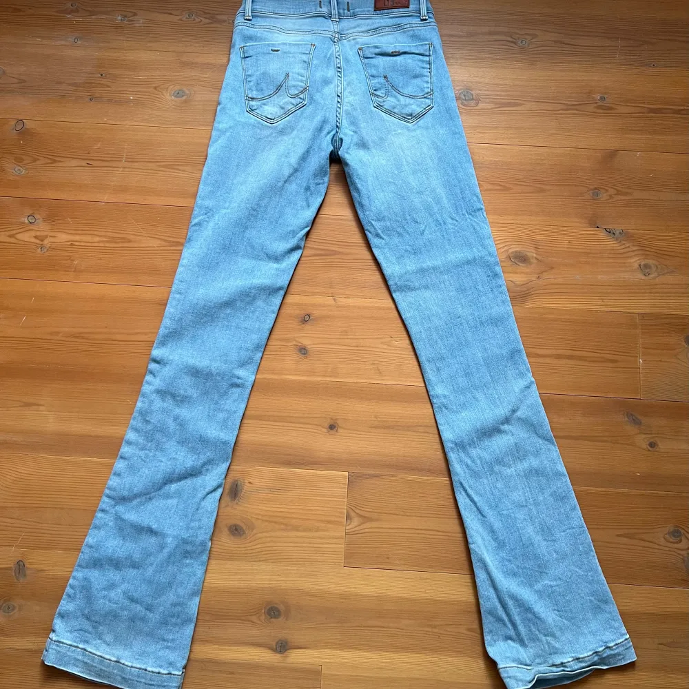 Helt nyköpta, oanvända jeans från LTB med prislappen kvar. Köpta för ca 1000 men var alldeles för små i storleken och har därav legat i garderoben i typ tre år. Superfin tvätt och bra kvalitet 🎂. Jeans & Byxor.