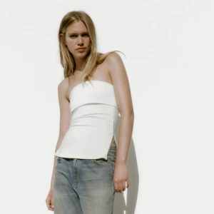 Vit topp - Vit topp från zara, använd en gång, dragkedjor i sidorna